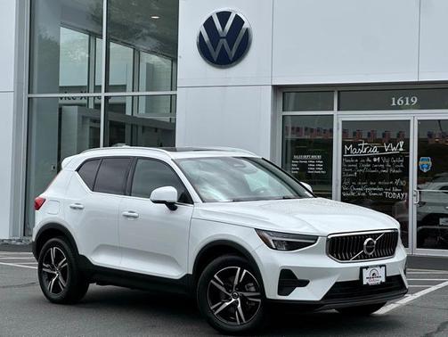 2025 Volvo XC40 B5 Core Bright Theme