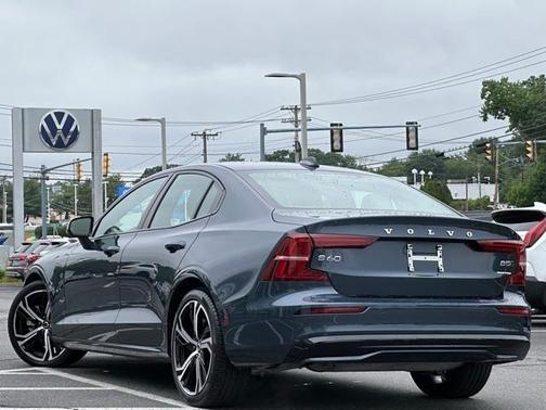 2024 Volvo S60 B5 Core Dark Theme