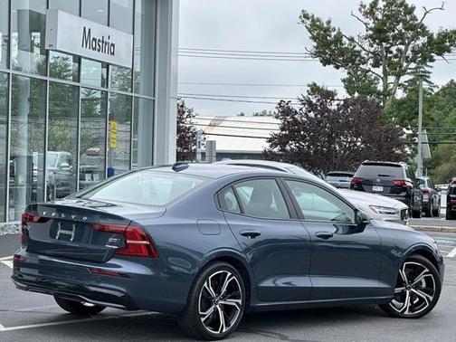 2024 Volvo S60 B5 Core Dark Theme