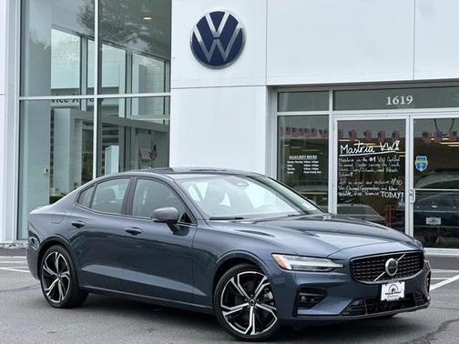 2024 Volvo S60 B5 Core Dark Theme
