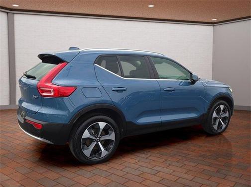 2025 Volvo XC40 B5 Plus Bright Theme