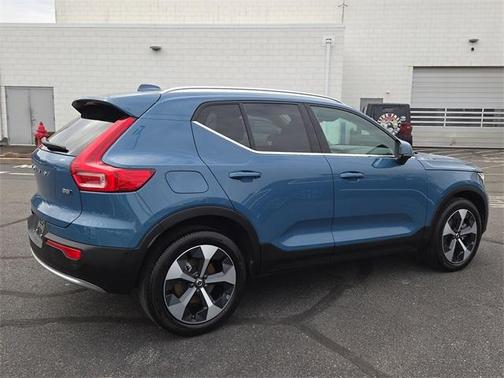 2025 Volvo XC40 B5 Plus Bright Theme