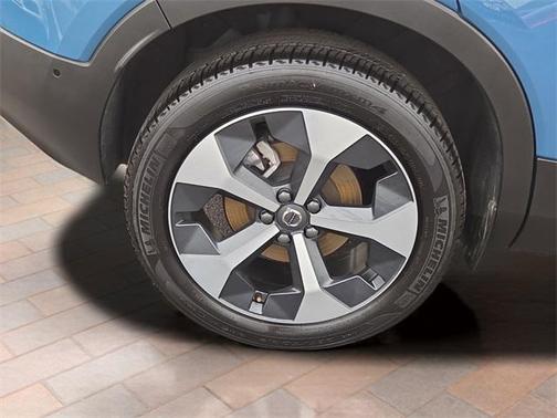 2025 Volvo XC40 B5 Plus Bright Theme