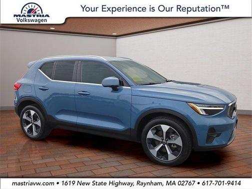 2025 Volvo XC40 B5 Plus Bright Theme