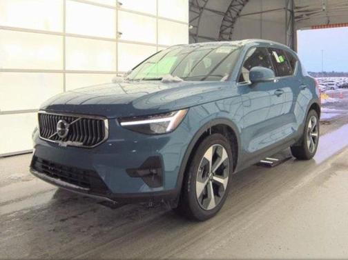 2025 Volvo XC40 B5 Plus Bright Theme