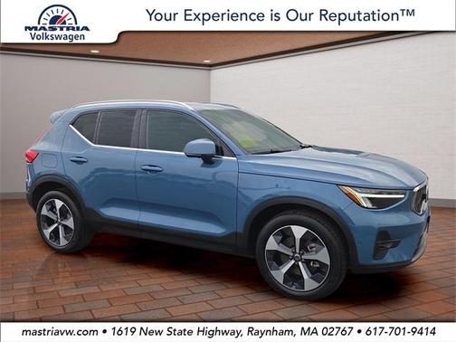2025 Volvo XC40 B5 Plus Bright Theme