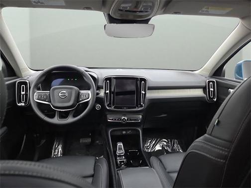 2025 Volvo XC40 B5 Plus Bright Theme
