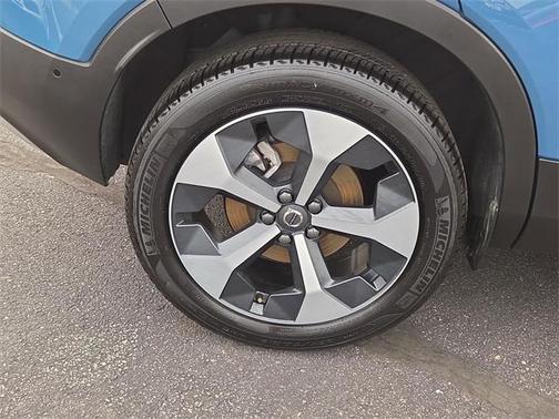 2025 Volvo XC40 B5 Plus Bright Theme