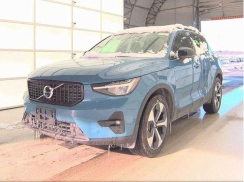 2025 Volvo XC40 B5 Plus Dark Theme