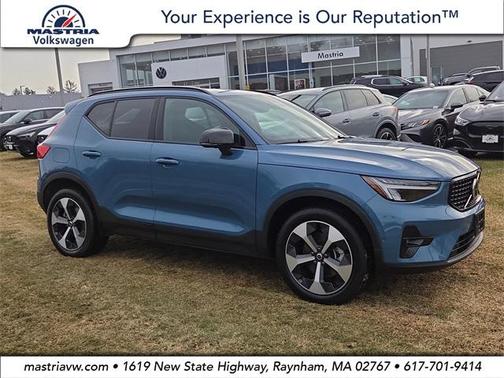 2025 Volvo XC40 B5 Plus Dark Theme