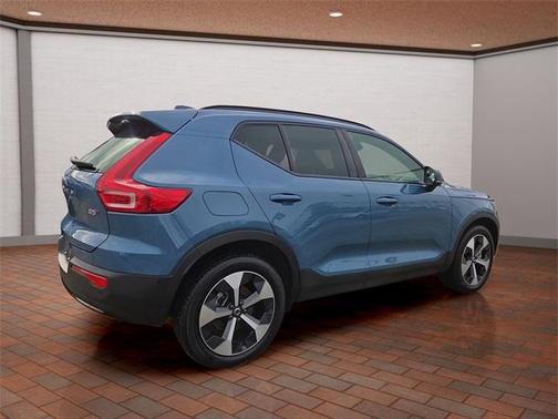 2025 Volvo XC40 B5 Plus Dark Theme