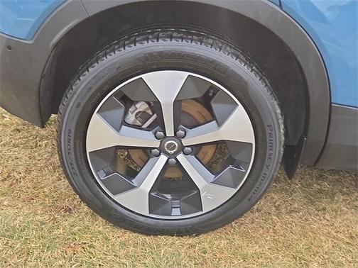 2025 Volvo XC40 B5 Plus Dark Theme