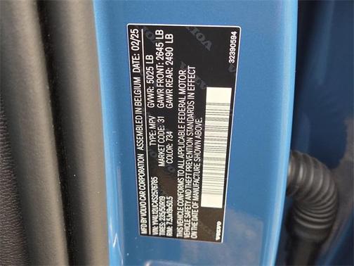 2025 Volvo XC40 B5 Plus Dark Theme