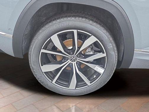Pure Gray 2026 Volkswagen Atlas Cross Sport 2.0T SEL Premium R-Line