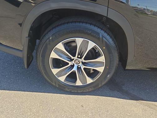 Midnight Black Metallic 2023 Toyota Highlander XLE