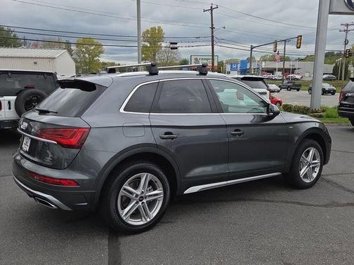 Daytona Gray Pearl Effect 2023 Audi Q5 e 55 S line quattro Premium