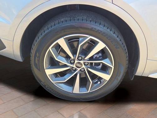 Florett Silver Metallic 2023 Audi Q5 45 S line quattro Premium