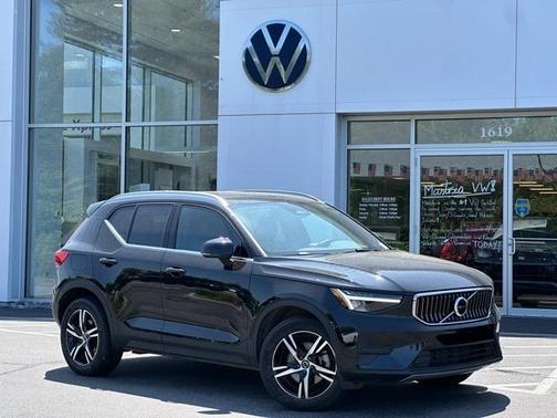 2025 Volvo XC40 B5 Core Bright Theme