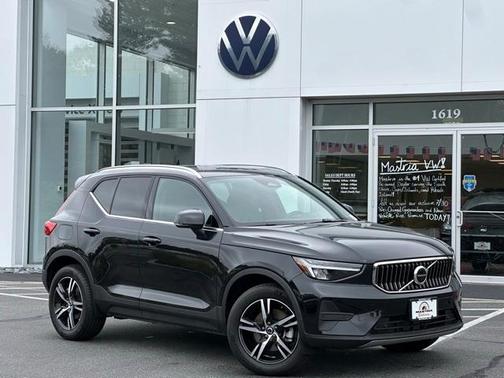 2025 Volvo XC40 B5 Core Bright Theme