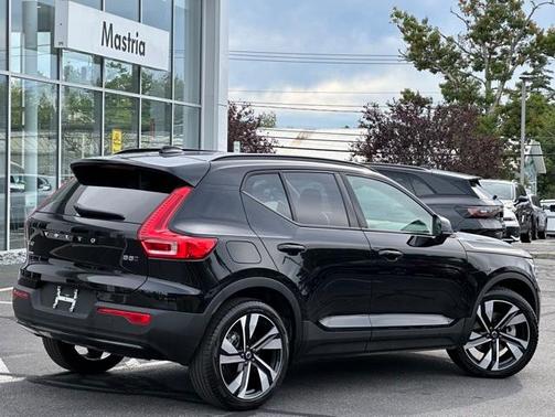 2025 Volvo XC40 B5 Plus Dark Theme