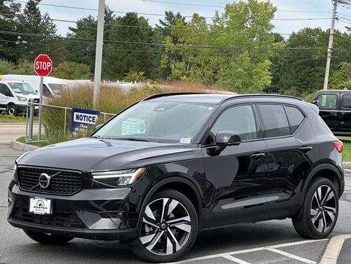 2025 Volvo XC40 B5 Plus Dark Theme