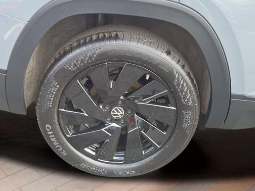 Pure Gray 2025 Volkswagen Atlas 2.0T SE