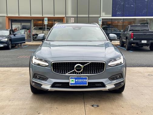 2022 Volvo V90 Cross Country B6