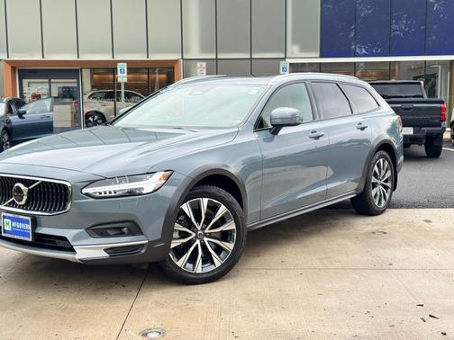 2022 Volvo V90 Cross Country B6