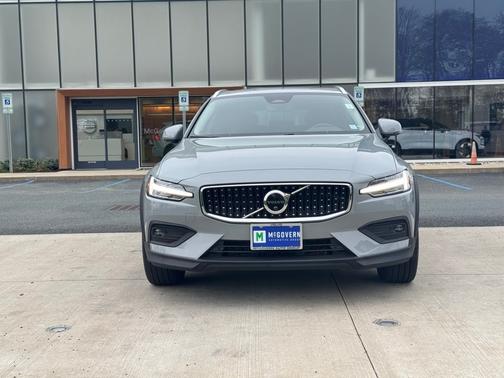 2025 Volvo V60 Cross Country B5 Plus