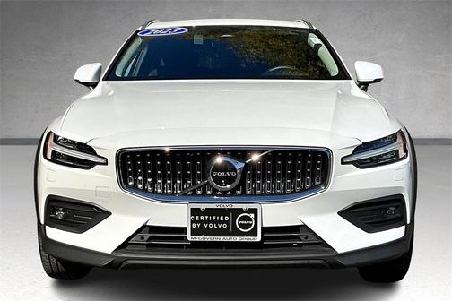 2025 Volvo V60 Cross Country B5 Plus