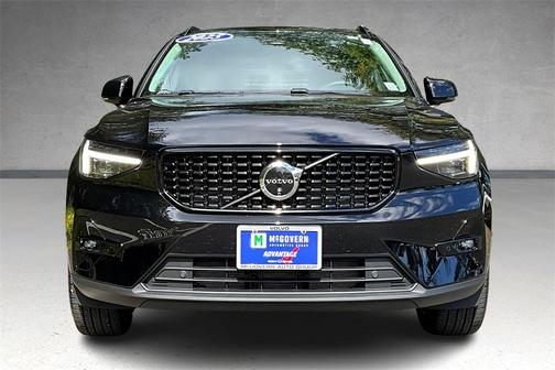 2025 Volvo XC40 B5 Ultra Dark Theme