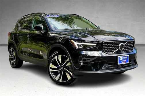 2025 Volvo XC40 B5 Ultra Dark Theme