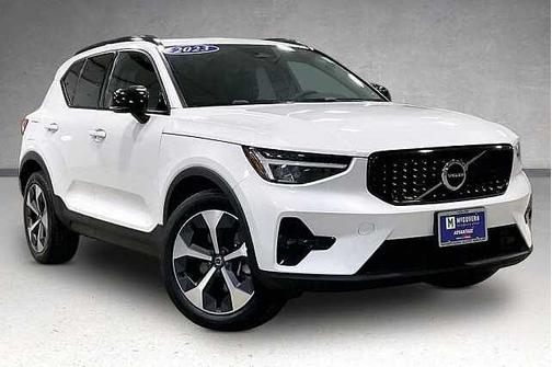 Crystal White 2023 Volvo XC40 Plus
