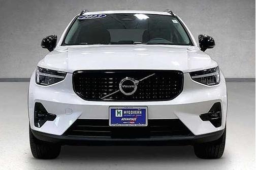 Crystal White 2023 Volvo XC40 Plus