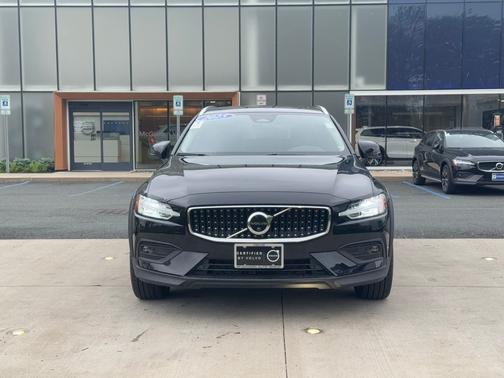 2025 Volvo V60 Cross Country B5 Plus