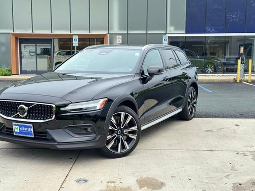 2023 Volvo V60 Cross Country Ultimate