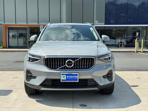2025 Volvo XC40 B5 Plus Bright Theme