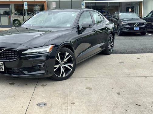 2022 Volvo S60 B5 R-Design