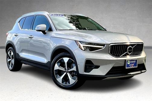 2023 Volvo XC40 B5 Plus Bright Theme