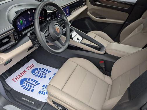 Gentian Blue Metallic 2026 Porsche Macan Macan Electric 4