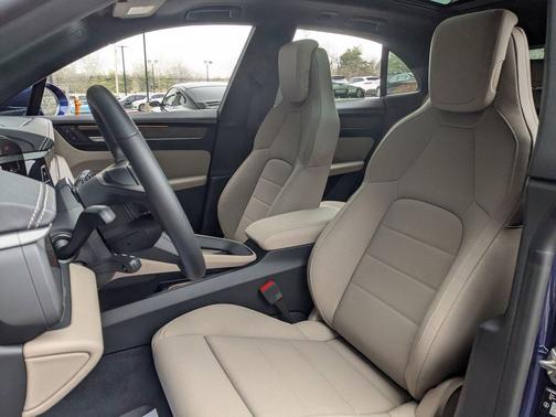 Gentian Blue Metallic 2026 Porsche Macan Macan Electric 4