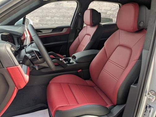 Dolomite Silver Metallic 2026 Porsche Cayenne GTS