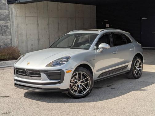 Dolomite Silver Metallic 2026 Porsche Macan