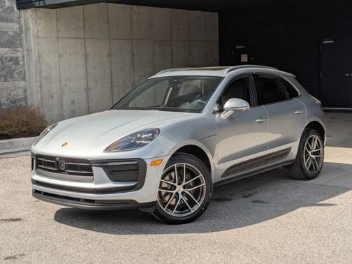 Dolomite Silver Metallic 2026 Porsche Macan