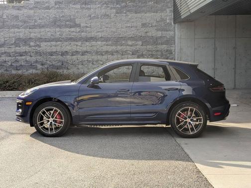 Gentian Blue Metallic 2026 Porsche Macan