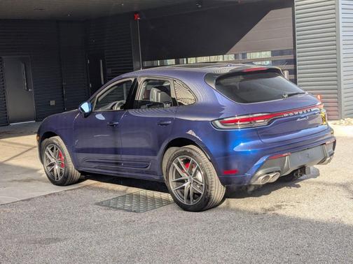 Gentian Blue Metallic 2026 Porsche Macan