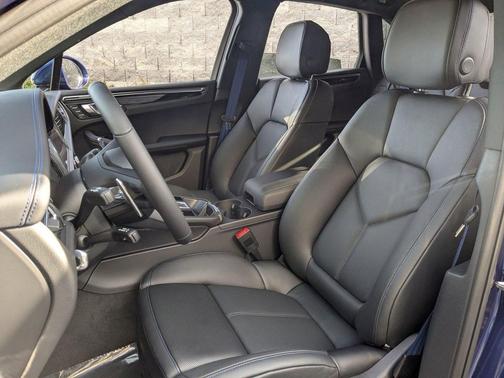 Gentian Blue Metallic 2026 Porsche Macan