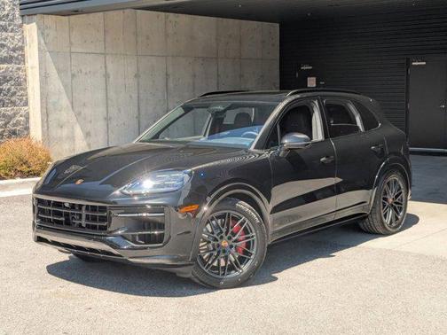 Chromite Black Metallic 2026 Porsche Cayenne GTS