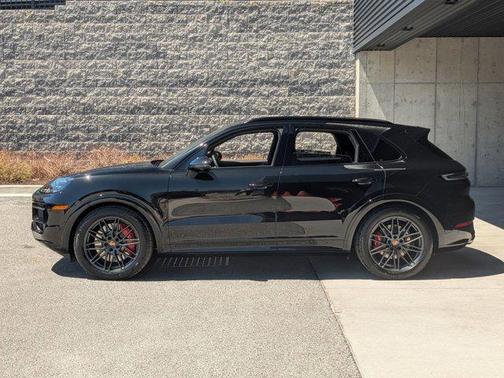 Chromite Black Metallic 2026 Porsche Cayenne GTS