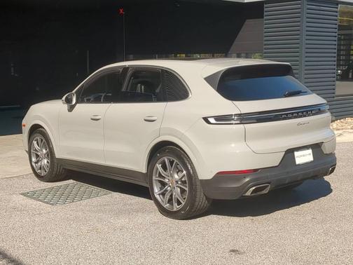 Chalk 2024 Porsche Cayenne